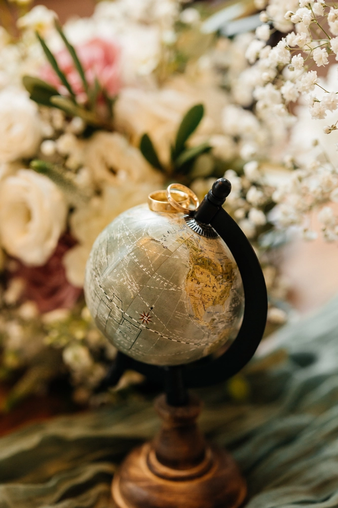 Kleiner Globus zwischen weißen und rosafarbenen Blumen