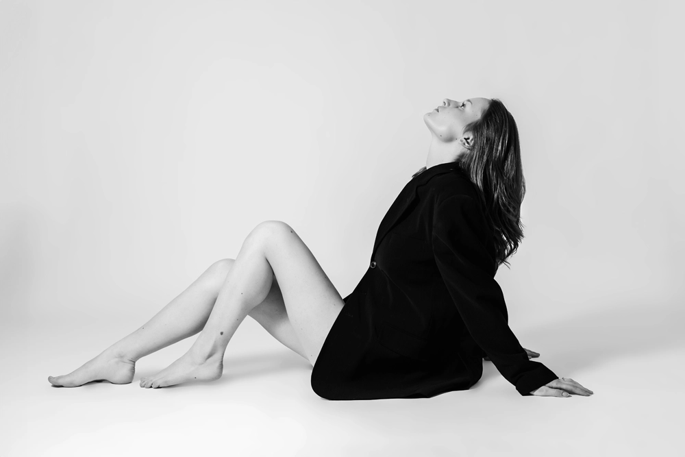 Schwarz-weißes Portrait im Fotostudio auf weißem Hintergrund