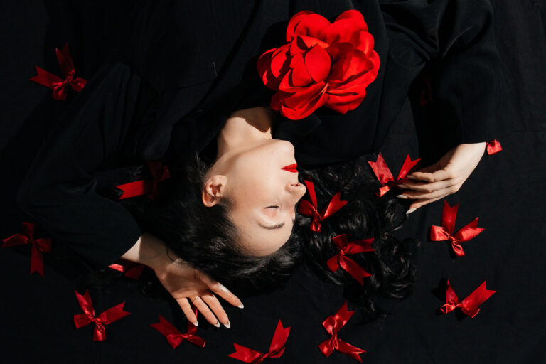 Mut zur Eleganz – dein Portrait-Shooting mit roten Akzenten