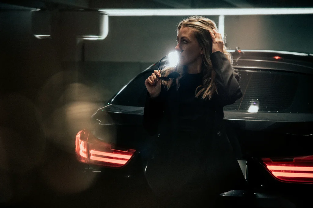 Editorial Businessportrait einer Frau im urbanen Setting zur Stärkung der visuellen Marke.