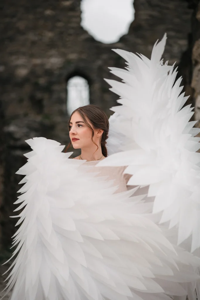 Portraitshooting mit hellen, handgefertigten Flügeln outdoors