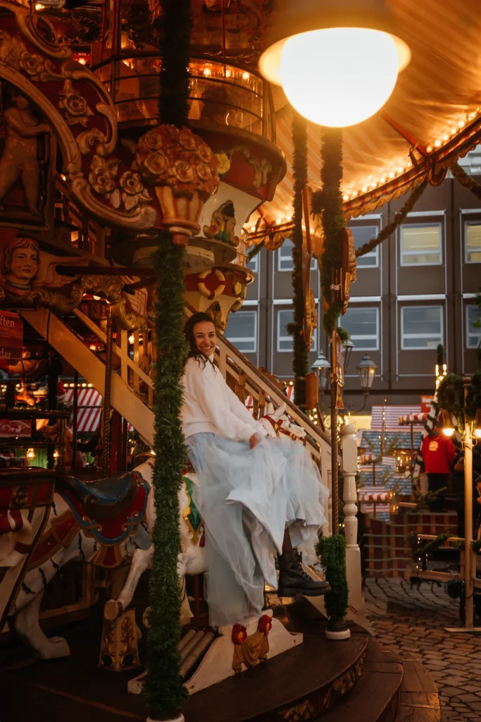 Stimmungsvolle Aufnahme eines winterlichen Portraitshootings am Karussell des Nürnberger Christkindlesmarkts.