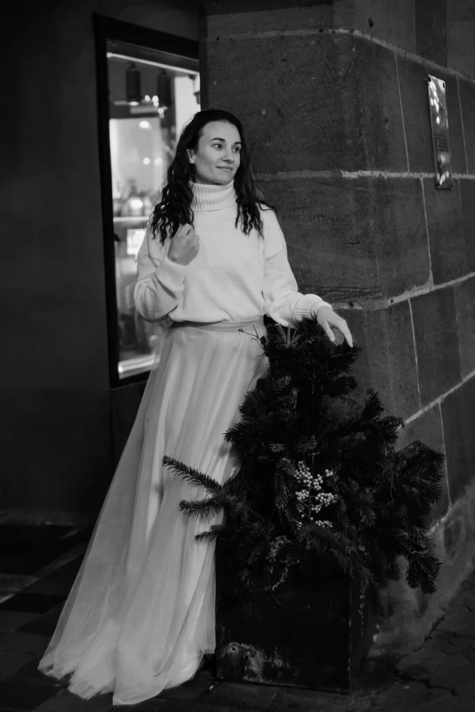 Winterliches Portrait einer Frau in der Nürnberger Altstadt unter festlicher Weihnachtsdekoration.