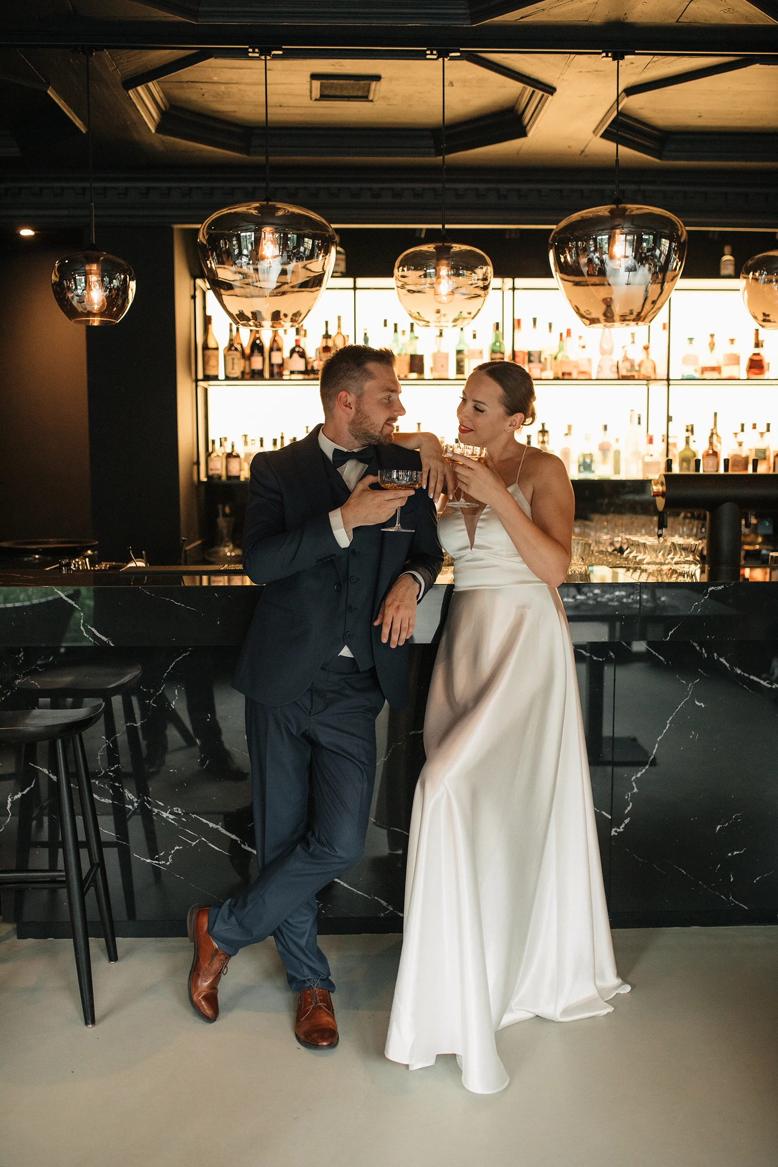 Brautpaar bei ihrer Sommerhochzeit im Hotel – elegante, moderne Hochzeitsreportage.