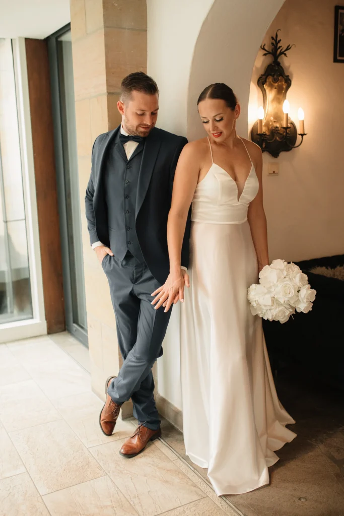 Emotionaler First Look zwischen Braut und Bräutigam – liebevolle Begegnung.