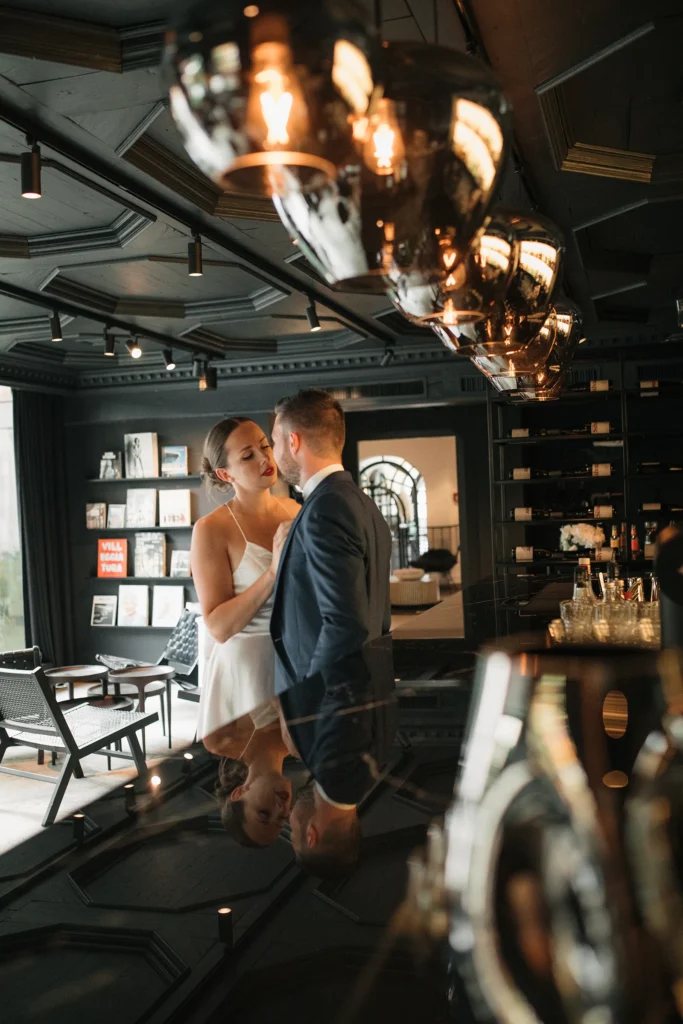 Brautpaar in liebevoller Umarmung – natürliche Hochzeitsreportage