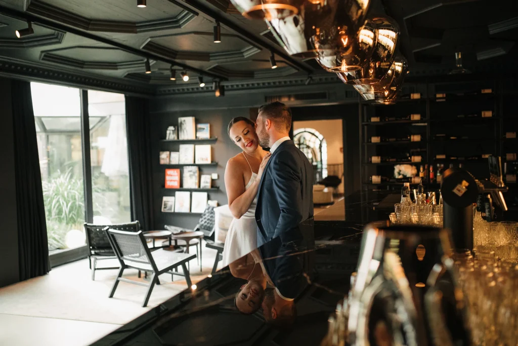 Braut und Bräutigam in eleganter Hotelbar – warmer, emotionaler Moment vor der Hochzeit.