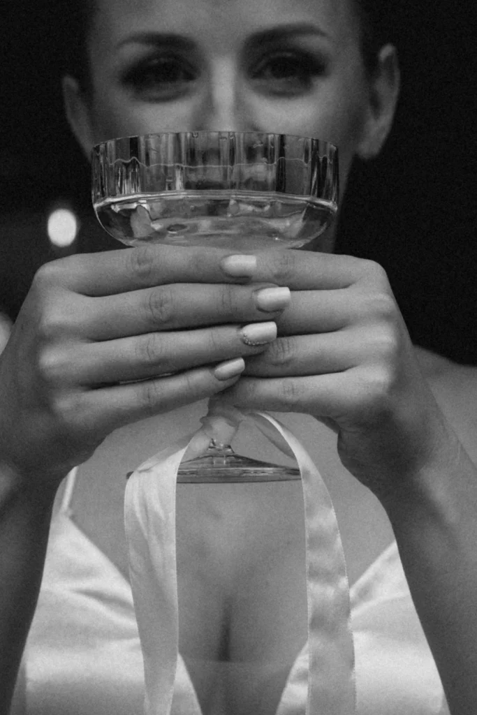Schwarzweißfoto einer Braut mit Kelch – kunstvolle, emotionale Hochzeitsfotografie.