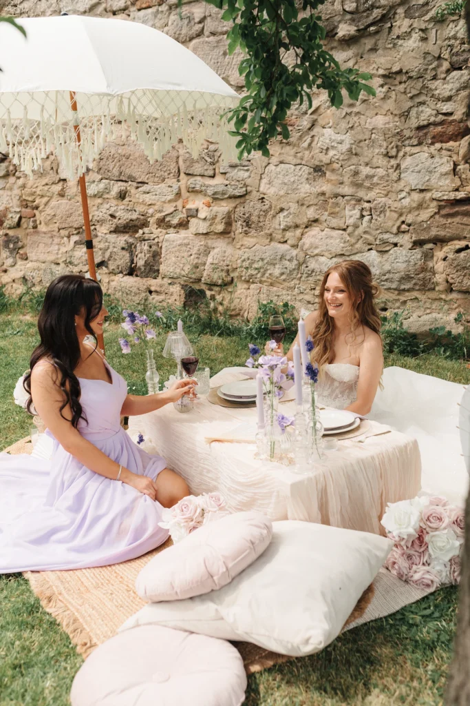 Zwei Frauen bei romantischem Picknick – entspannte Atmosphäre vor der Hochzeit.