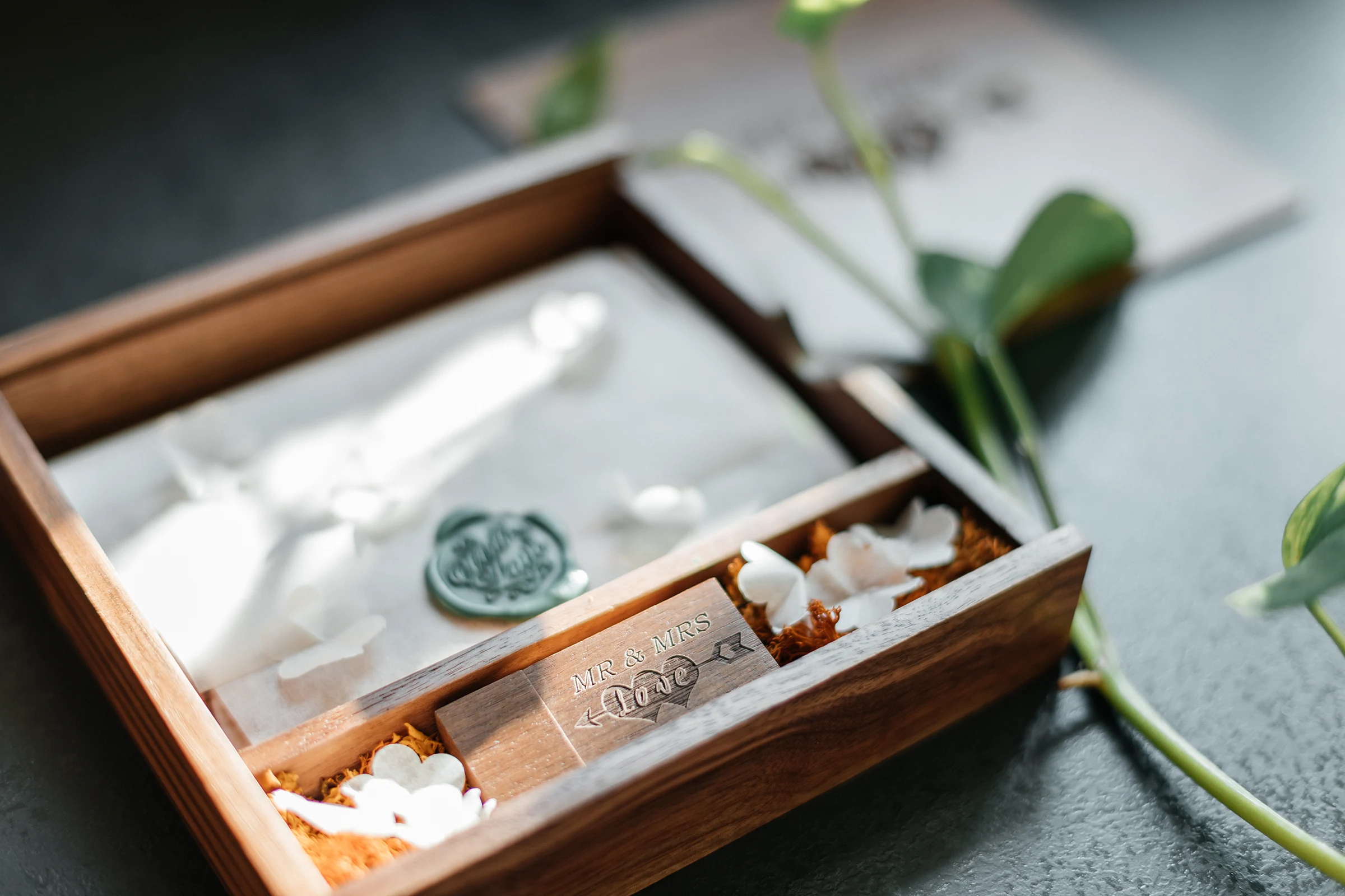 Holzbox mit Prints und USB-Stick – liebevolle Verpackung für Hochzeitsfotos.