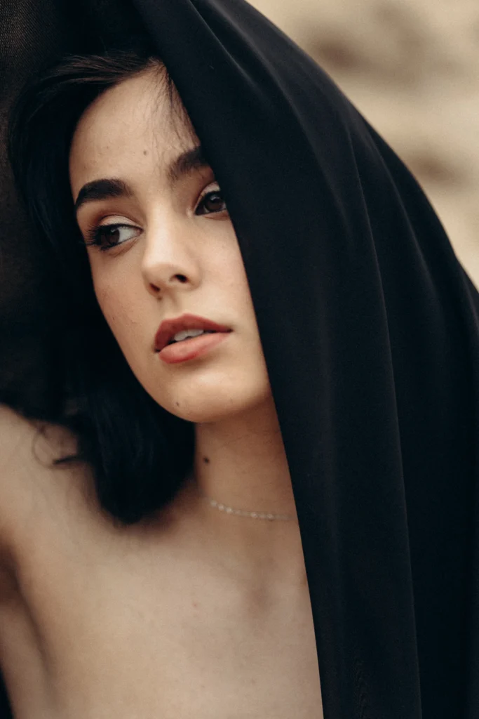 Portrait einer jungen Frau im sanften Licht – warm und ästhetisch