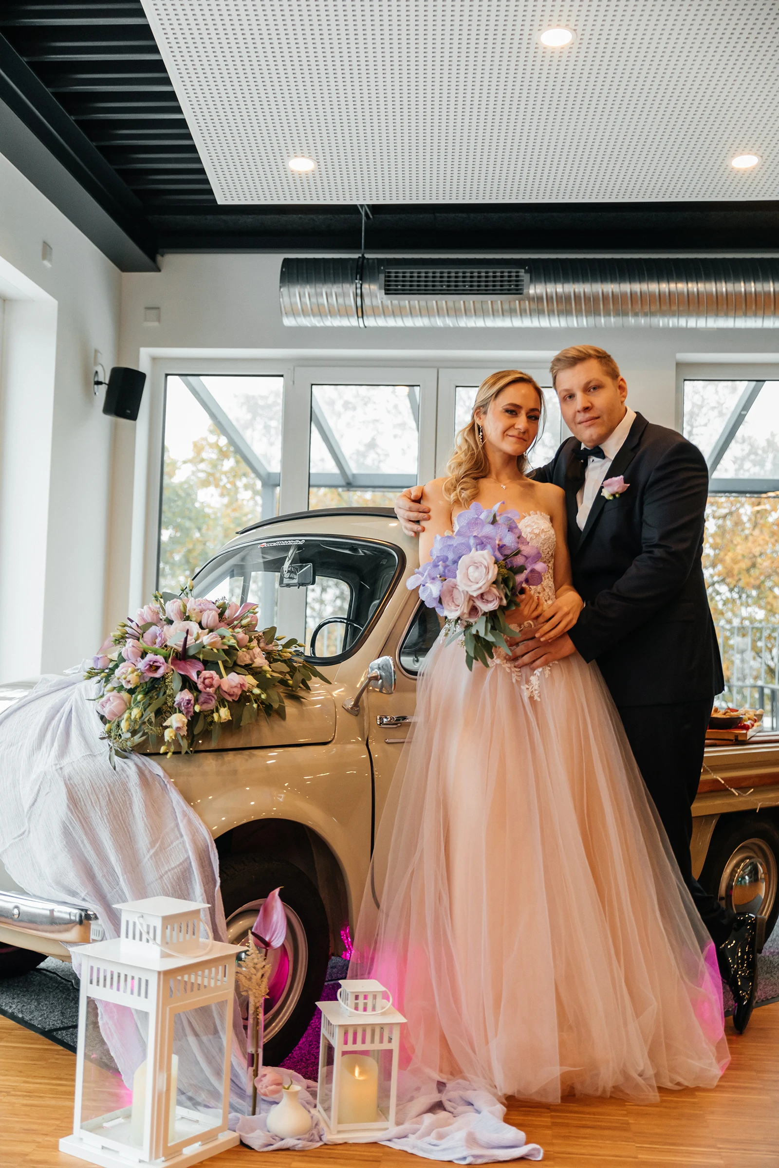 Intimer Moment eines Paares in weichem Winterlicht