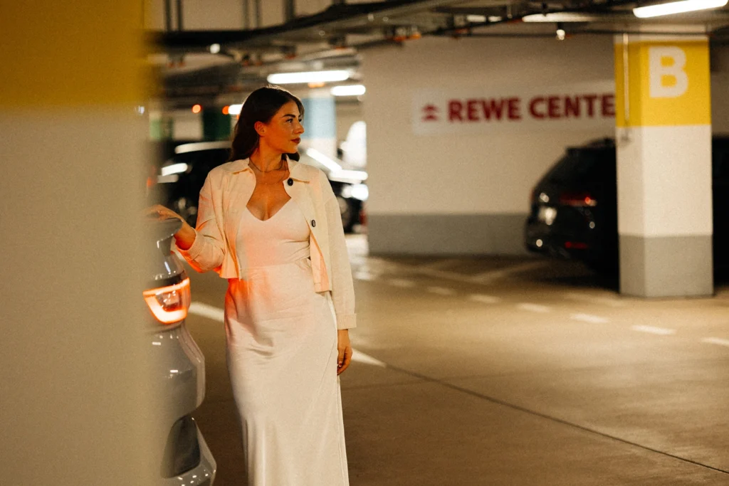 Feminines Seidenkleid kombiniert mit urbanem Setting – moderne Business-Ästhetik