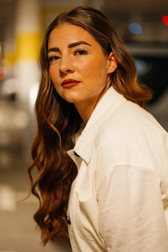 Starke Pose in warmem Kunstlicht – Visibility Upgrade für Unternehmerinnen