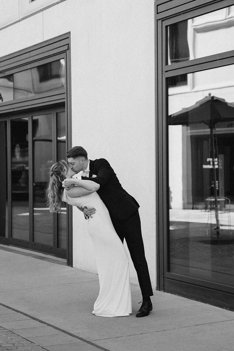 Couple Session in der Stadt: Dynamischer Kuss (Dip Kiss) in Schwarz-Weiß, urbane Romantik in den Straßen von Nürnberg.