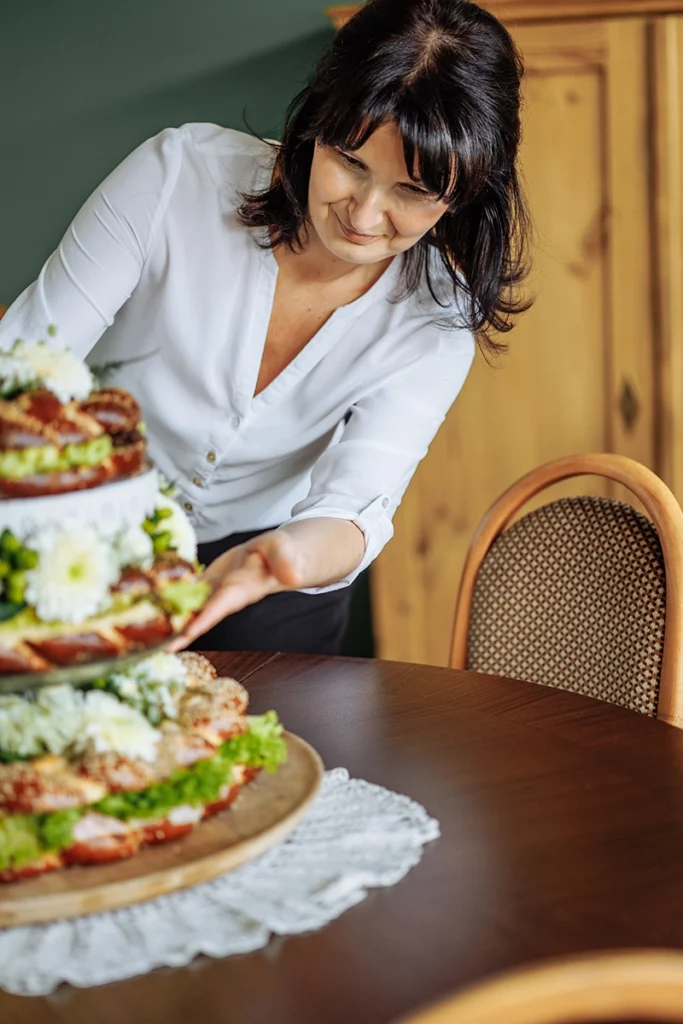 Hochzeitsdienstleisterin bei der Arbeit, Detailaufnahme Torte, Personal Branding für Kreative.