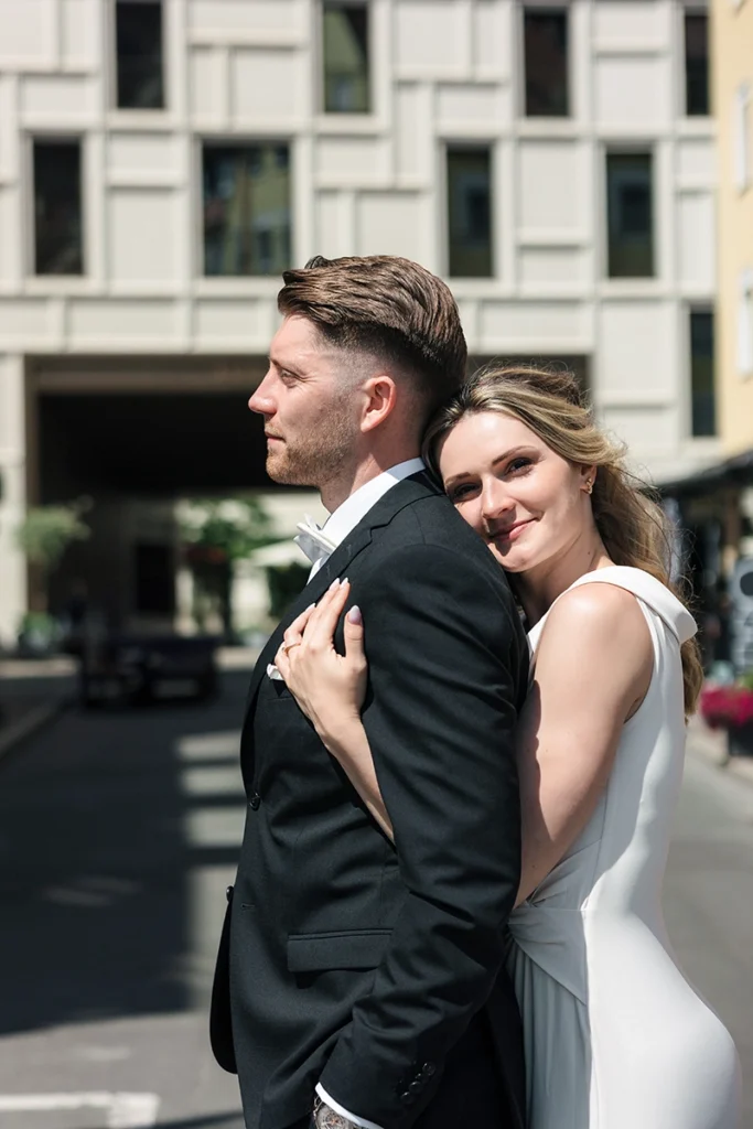 Posing-Idee für Paare: Frau lehnt sich vertraut an den Rücken ihres Partners, emotionales Portrait im Smart Luxury Stil.