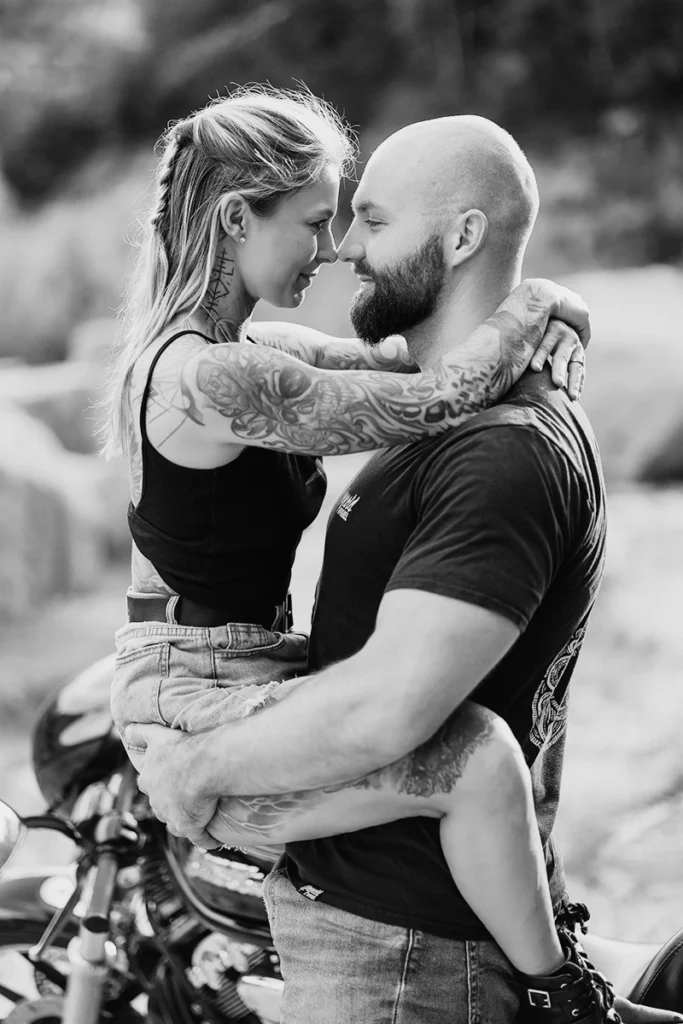 Cooles Paarshooting in Nürnberg: Paar in Lederjacken in dynamischer Pose, ungestellter und authentischer Look im Biker-Stil.