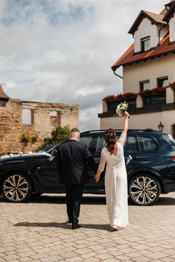 Der Bräutigam/Paar am schwarzen SUV