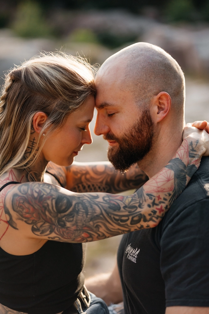 Intimer Moment beim Paarshooting, Nahaufnahme, Stirn an Stirn, Tattoos sichtbar.