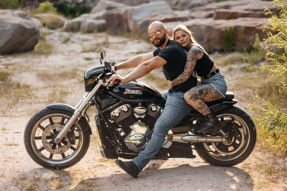 Cooles Paar sitzt auf einer Harley Davidson beim Engagement Shooting im Steinbruch bei Nürnberg.