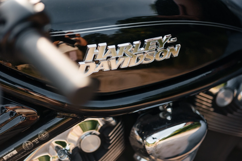 Detailaufnahme Harley Davidson Logo und Lenker, ästhetische Hochzeitsfotografie.