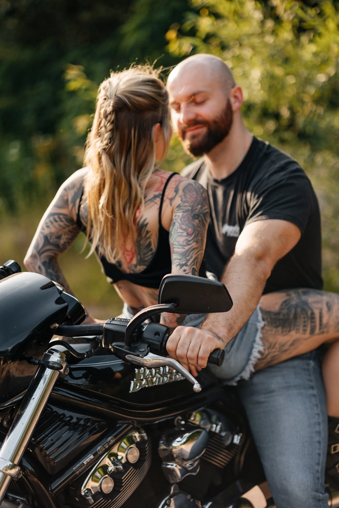 Echtes Lachen beim Paarshooting, ungestellter Moment auf dem Motorrad.