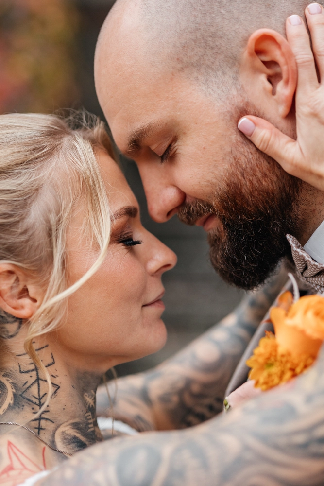 Intimes Nahaufnahme-Portrait eines Brautpaares: Stirn an Stirn mit geschlossenen Augen. Ein Moment der Ruhe und tiefen Verbundenheit.