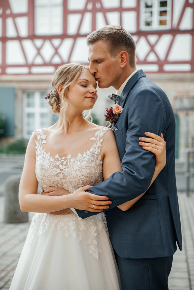 Romantisches Kuss-Foto vor Fachwerkhaus