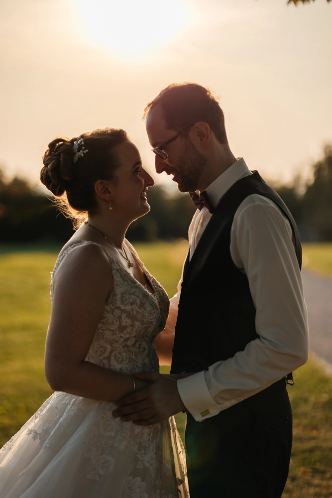 Romantisches Portrait bei Sonnenuntergang im Schlossgarten
