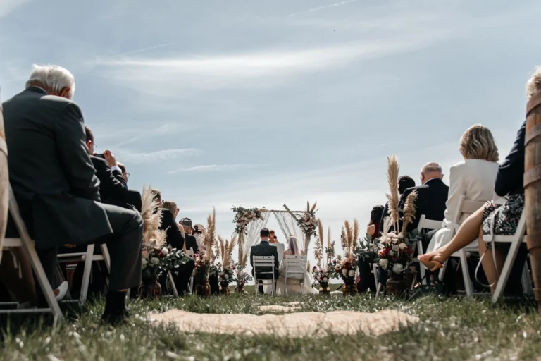 Freie Trauung unter freiem Himmel bei der Festscheune Kittenhausen mit weitem Ausblick