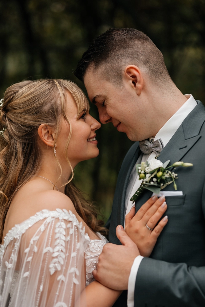 Intimes Paarportrait, Braut und Bräutigam Stirn an Stirn, emotionale Hochzeitsfotografie