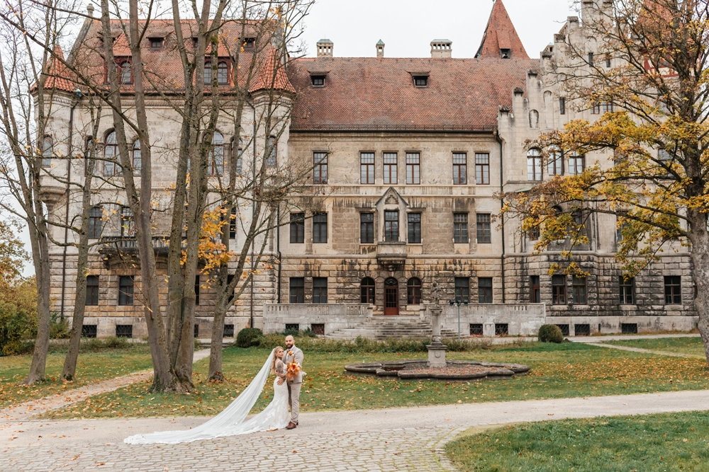 Das Schloss Faber-Castell in der Totale vom Park aus gesehen, Brautpaar im Vordergrund.