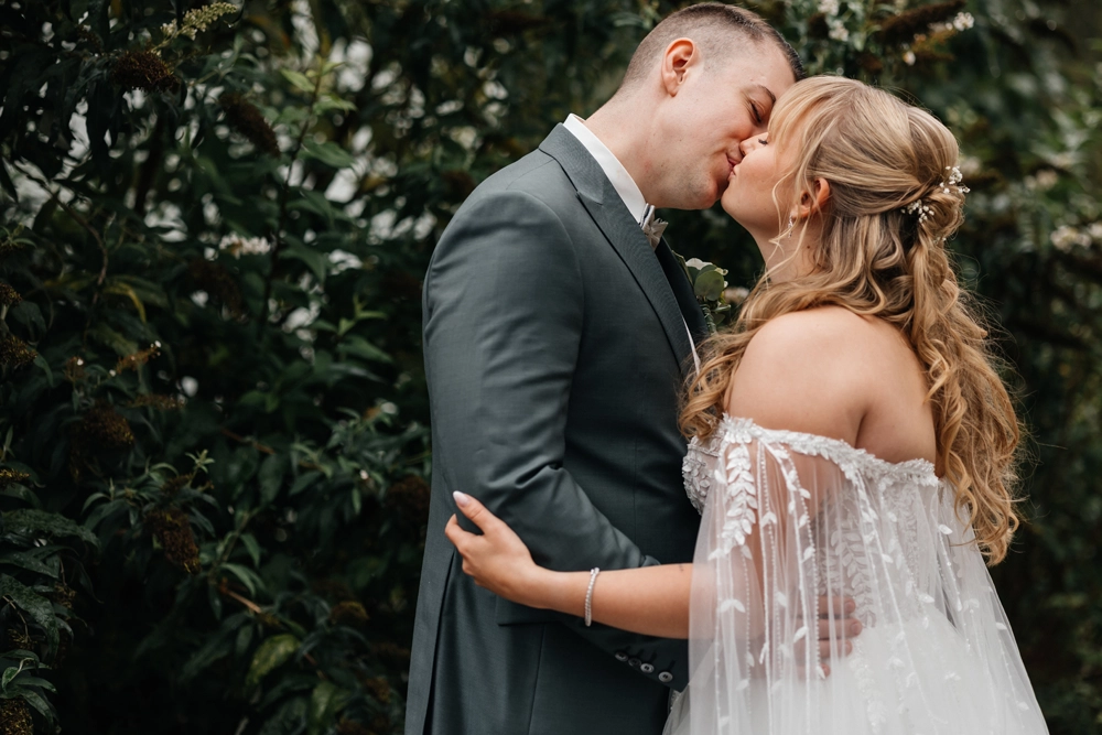 Brautpaar küsst sich innig bei der standesamtlichen Hochzeit in Röttenbach, emotionale Nahaufnahme im Profil.