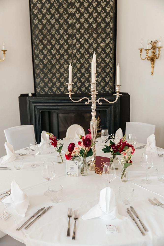 Festliche Tischdekoration mit goldenem Kerzenständer im Schloss