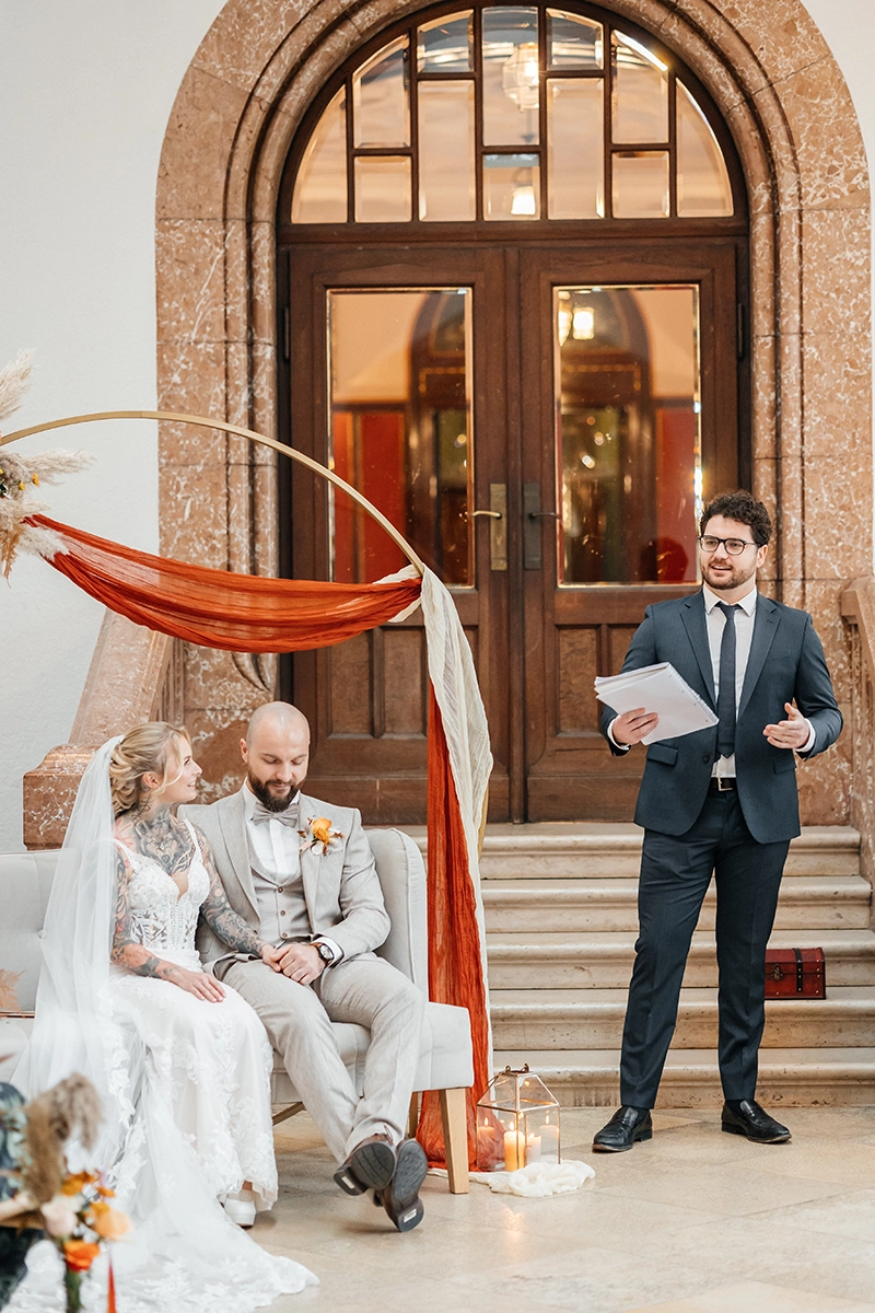 Emotionaler Moment während der Trauung im Schloss Faber-Castell