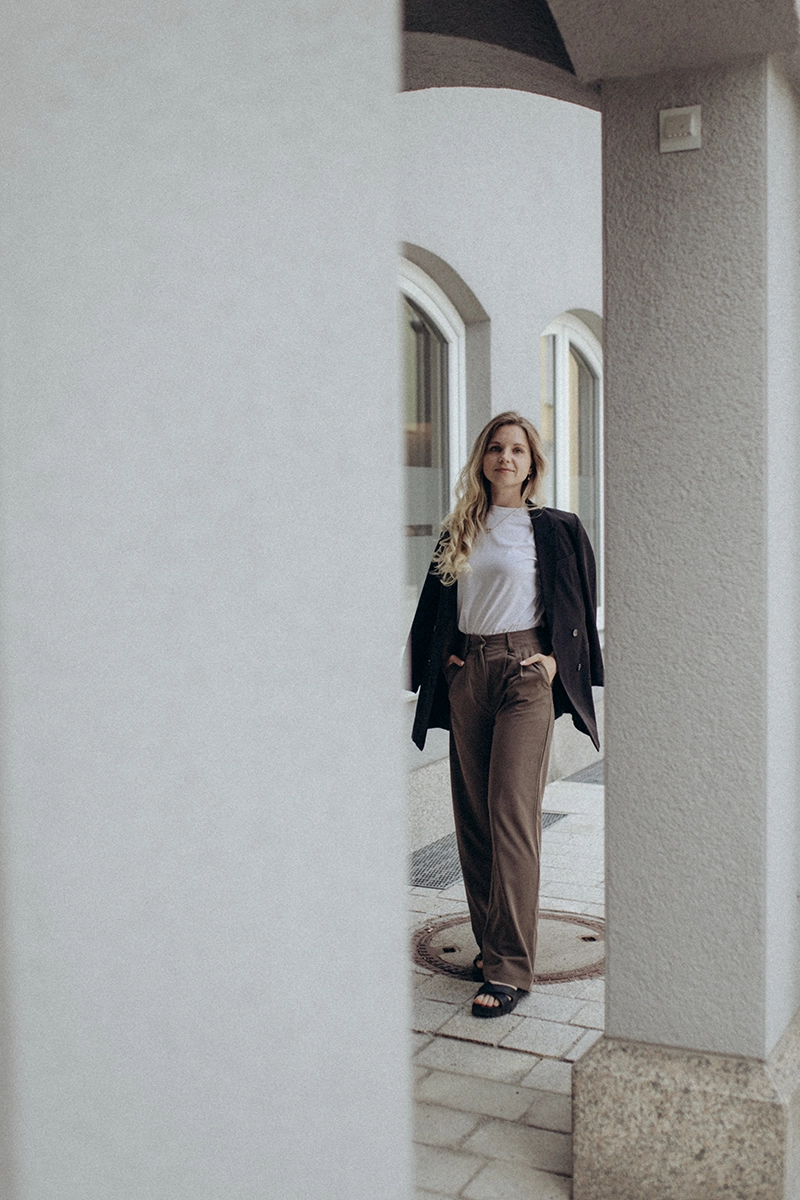 Business Portrait in moderner Architektur-Kulisse, Ganzkörperaufnahme.