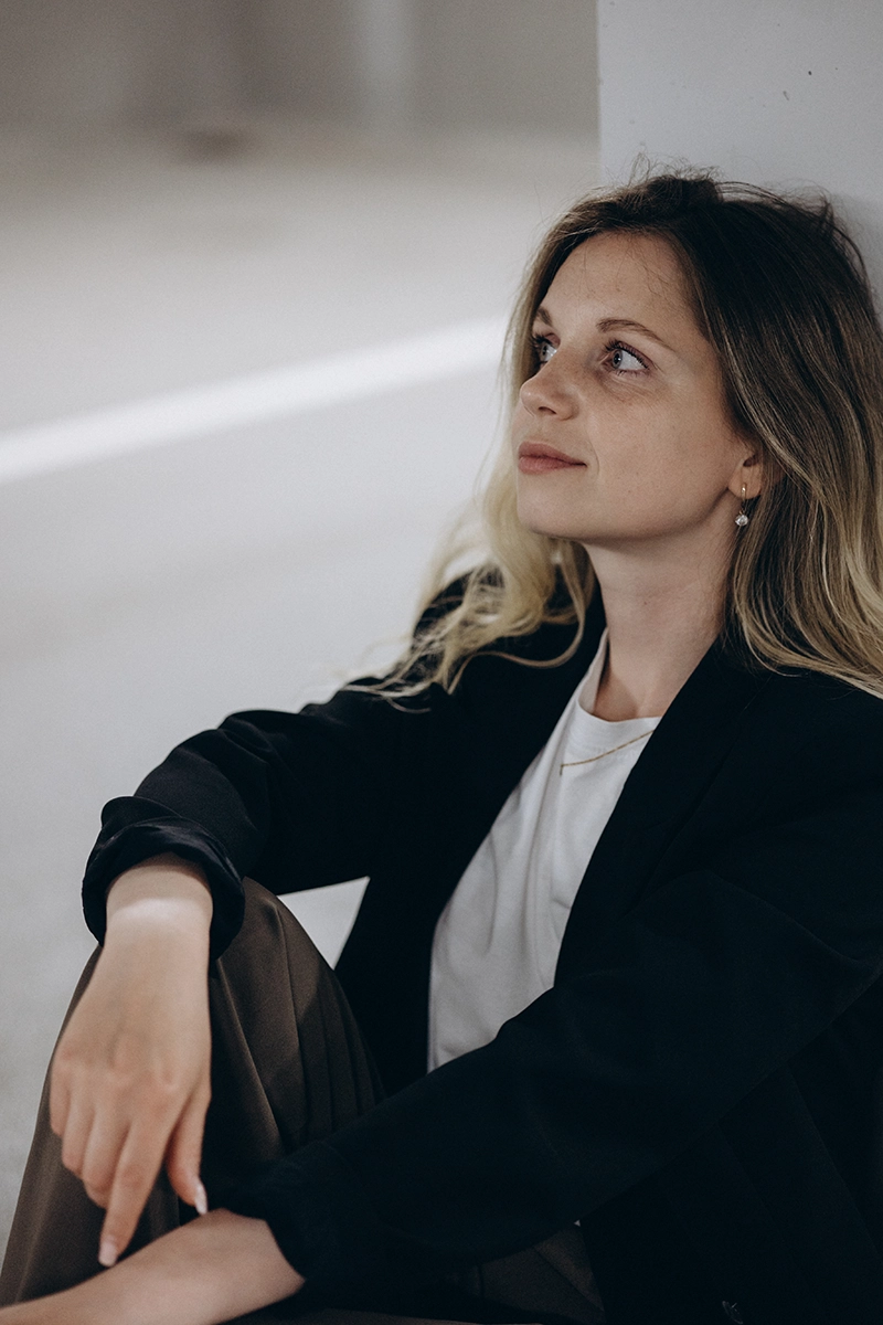 Porträtaufnahme einer Frau im Blazer, Fokus auf authentischen Signature Look.