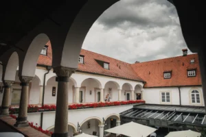 Historischer Arkadengang im Innenhof des Schloss-Hotels Neufahrn