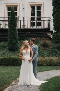 Brautpaar im Rosengarten vor dem Schloss-Hotel Neufahrn