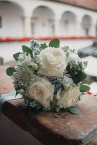Brautstrauß aus weißen Rosen, kleinen Blüten und Eukalyptus
