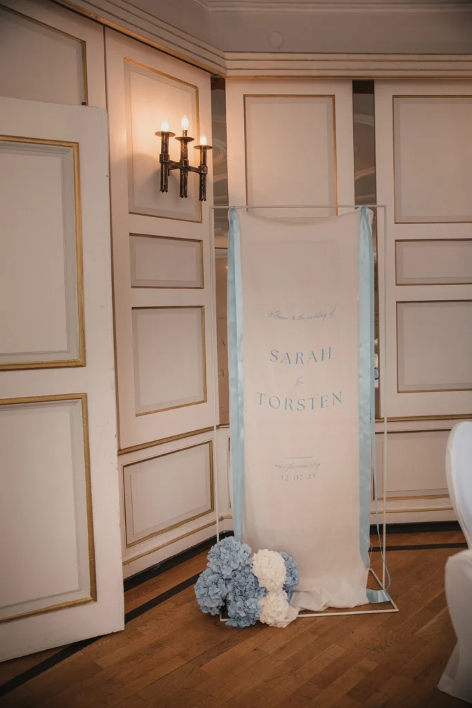Personalisierter Banner mit den Namen des Brautpaares im Festsaal