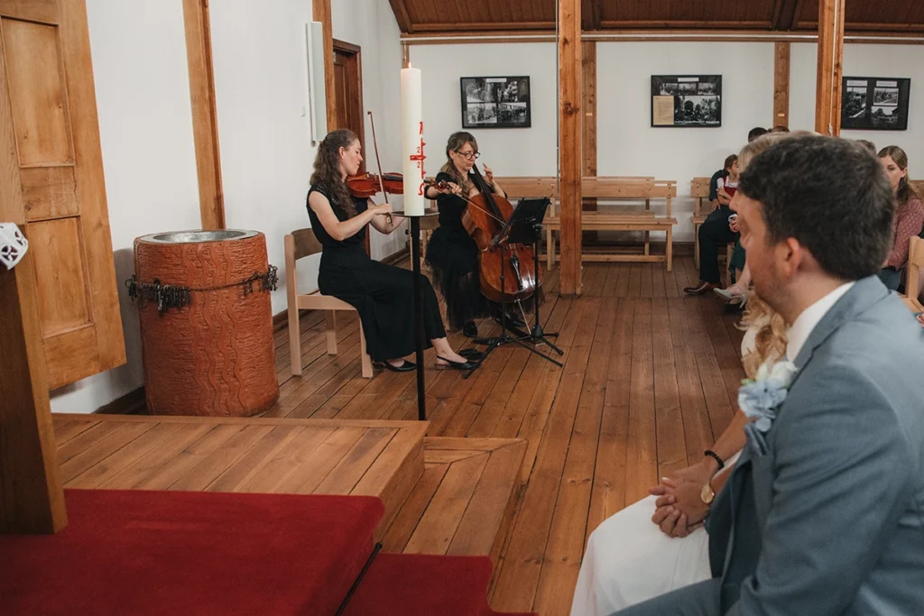 Violinistin und Cellistin begleiten die kirchliche Trauung musikalisch