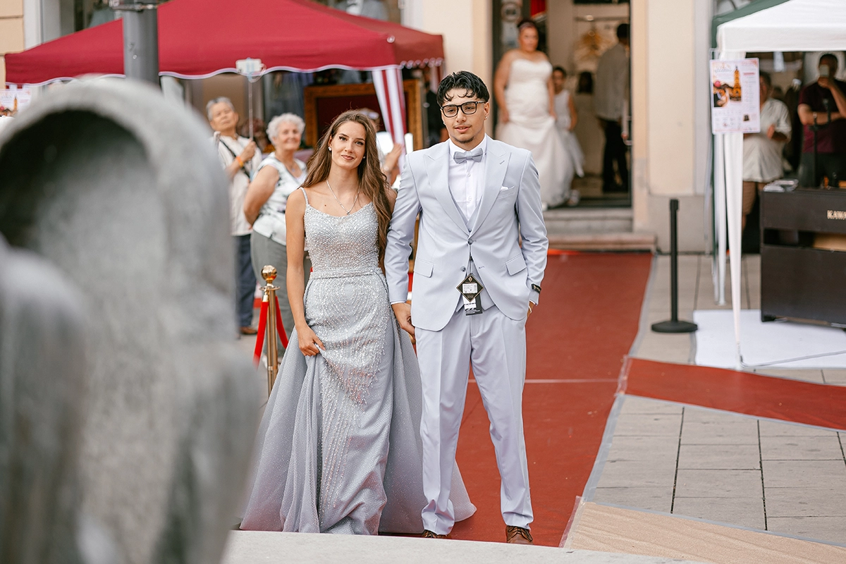Model präsentiert festliche Abendmode auf dem Laufsteg der D&N Wedding Experience in Ansbach.