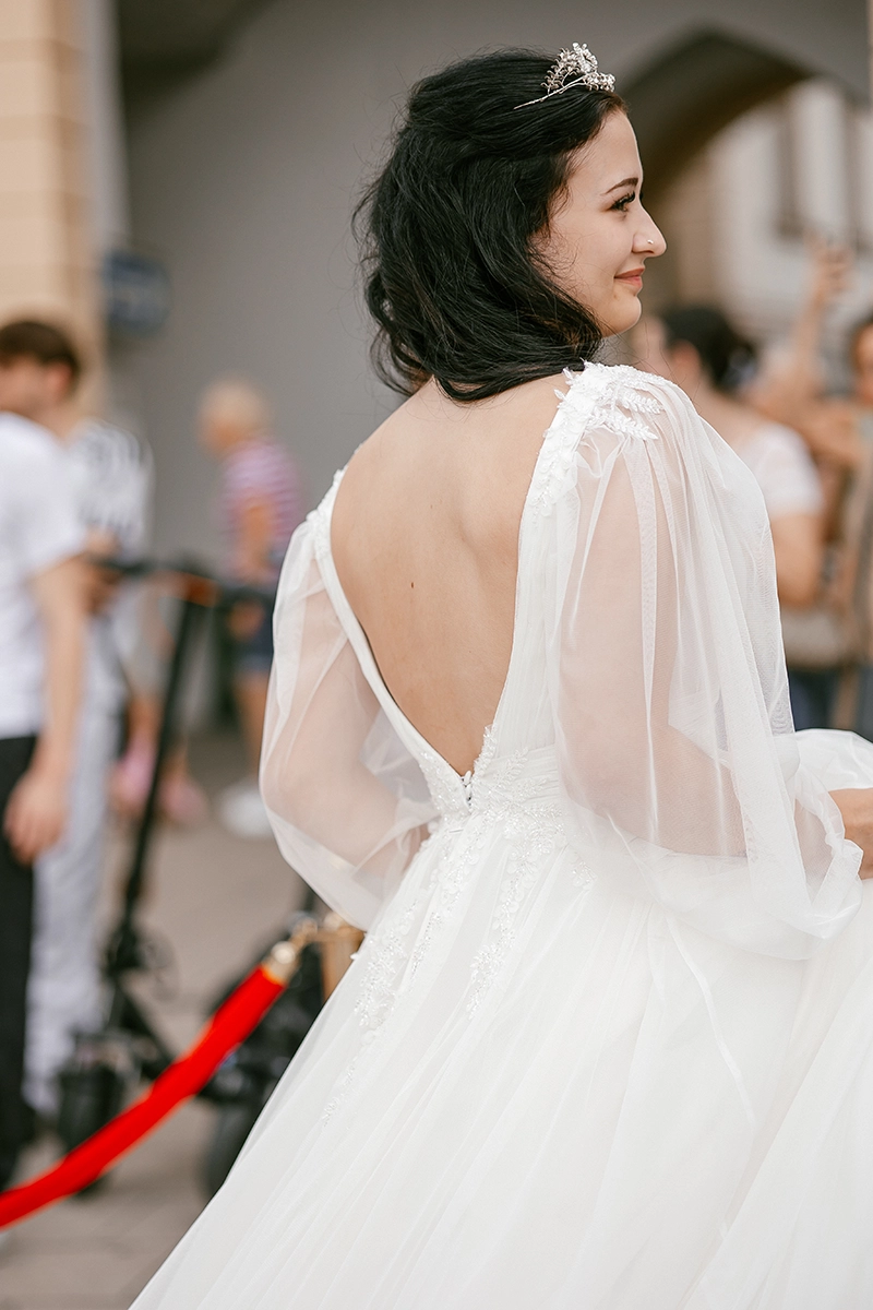 Detailaufnahme eines modernen Brautkleides während der D&N Wedding Experience in Ansbach.