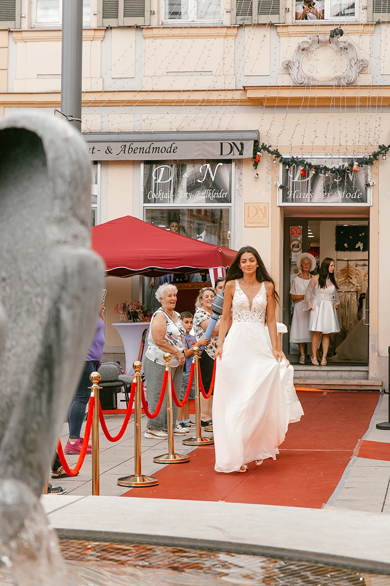 Laufsteg vor D&N Braut- und Abendmode während der Hochzeitsmodeschau in Ansbach.