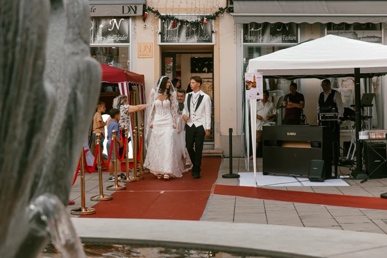 Brautpaar eröffnet die D&N Wedding Experience während der Hochzeitsmodeschau in Ansbach.