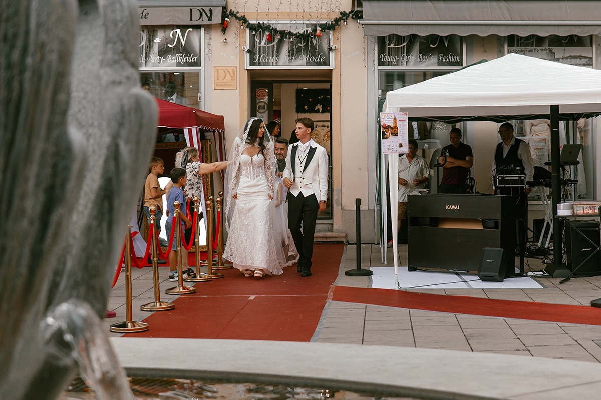 Brautpaar eröffnet die D&N Wedding Experience während der Hochzeitsmodeschau in Ansbach.