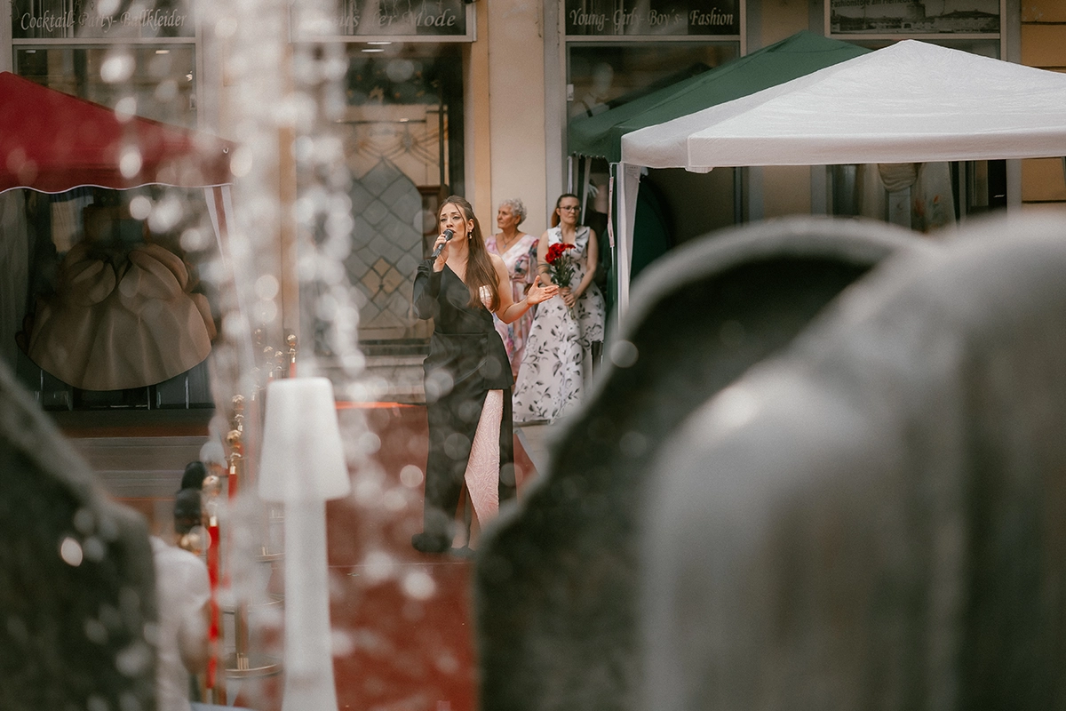 Sängerin begleitet die D&N Wedding Experience mit Live-Musik während der langen Einkaufsnacht in Ansbach.