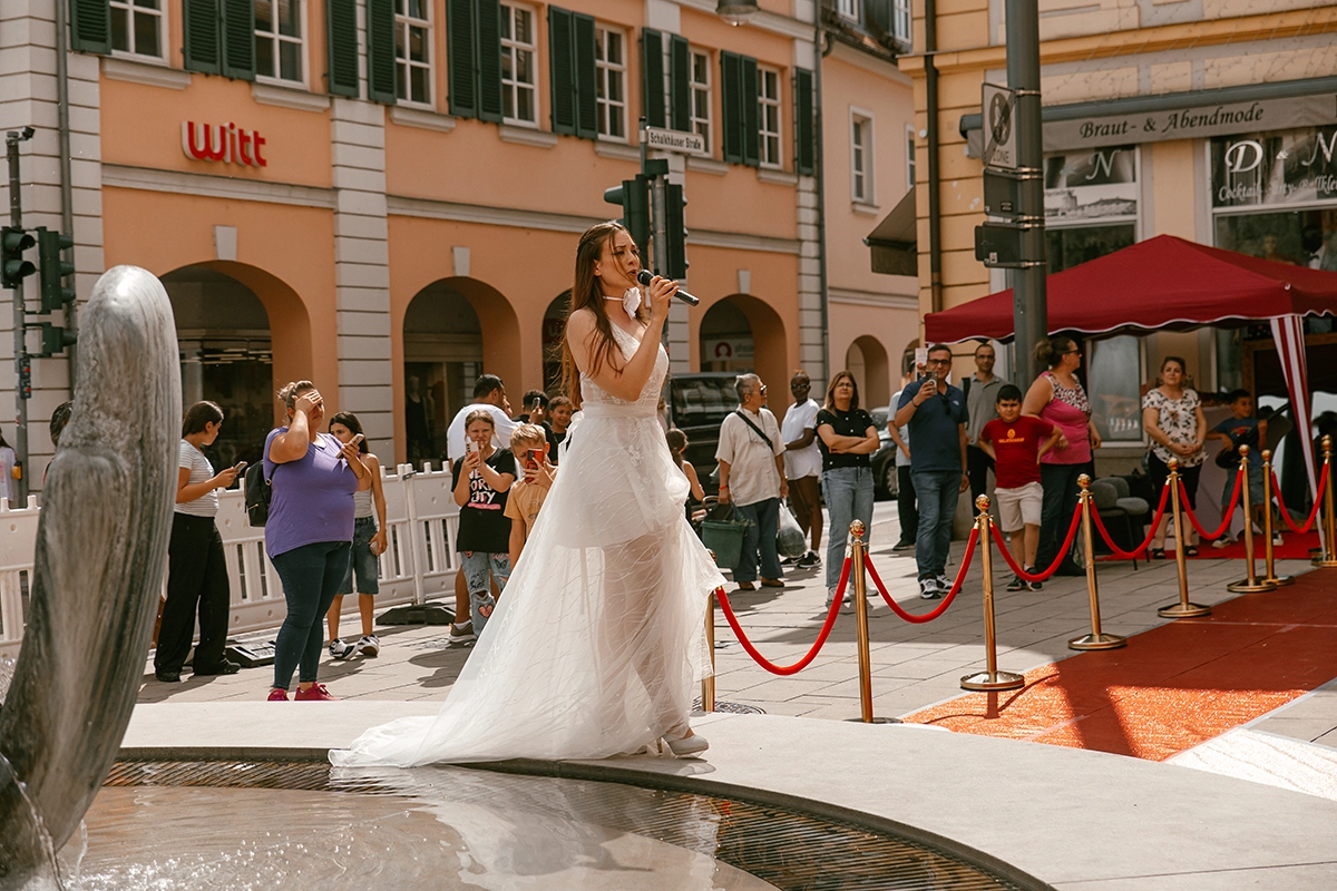 Live-Gesang sorgt für Stimmung bei der D&N Wedding Experience in Ansbach.